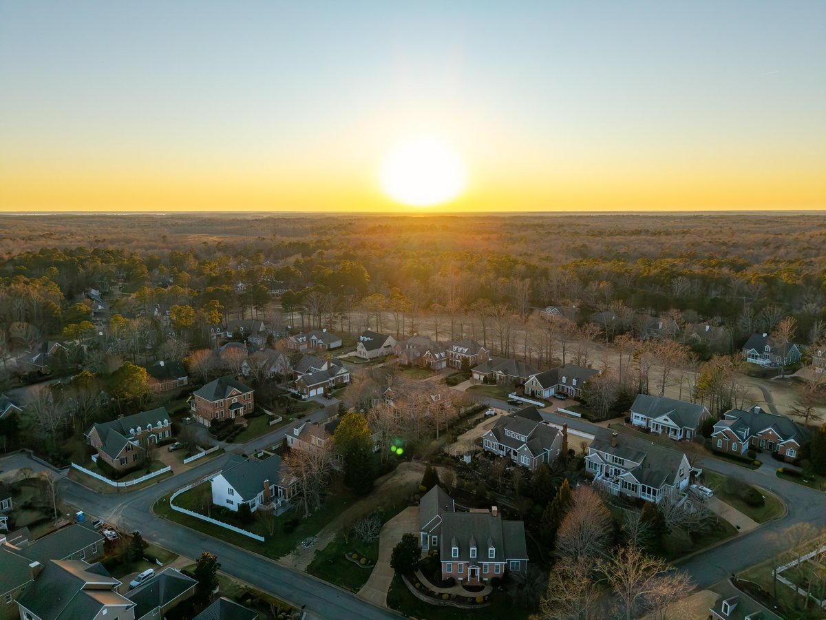 Aerial view of American suburban neighborhood — every state has different foreclosure laws